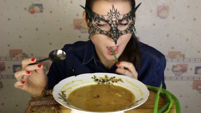 АСМР Гороховый суп *ЗВУКИ ЕДЫ*/ASMR MUKBANG Pea soup *SLURP EATING SOUNDS*
