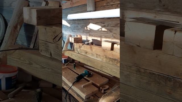 Мужчины работают. Делают декоративные домики для дачи.