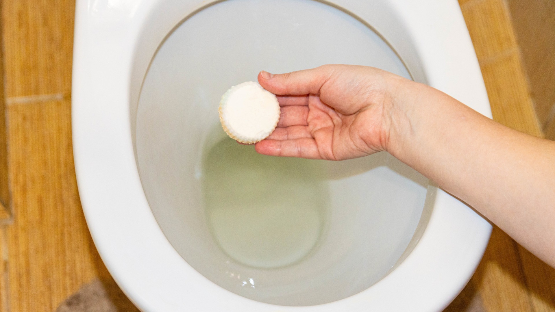 Убрать мочевой камень в унитазе домашних. Отмываем унитаз от ржавчины. Чистка туалета.