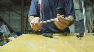 Инструмент для замены вентиля колеса.