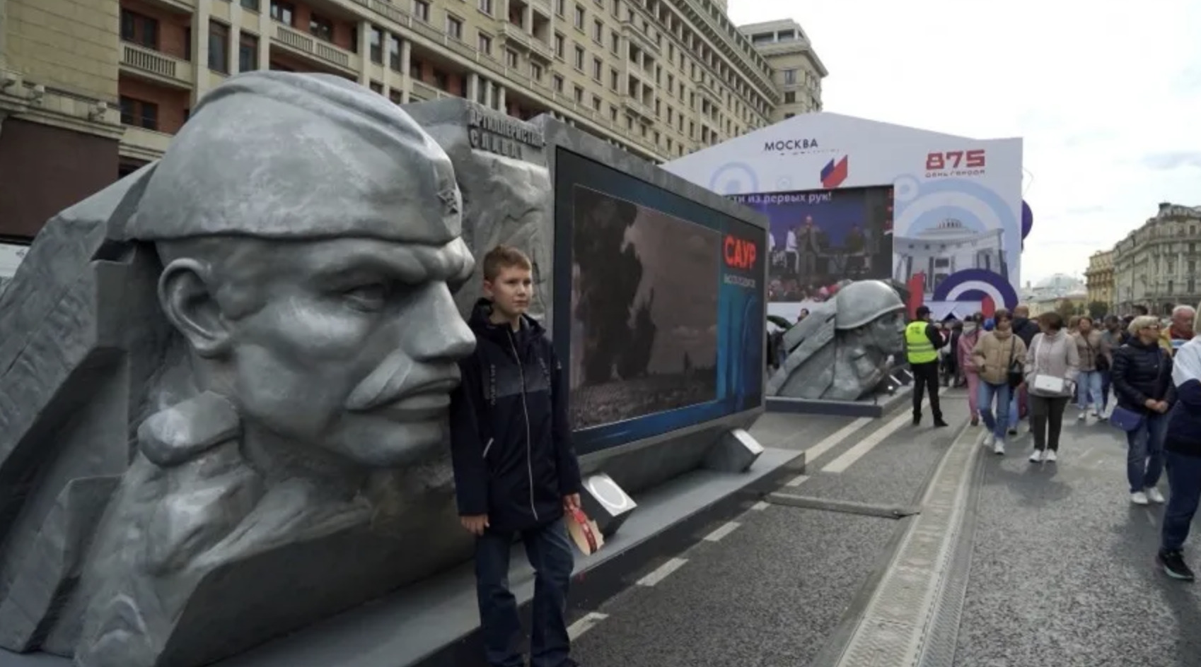 Символ единства и победы: в Москве появились посвященные Донбассу арт-объекты