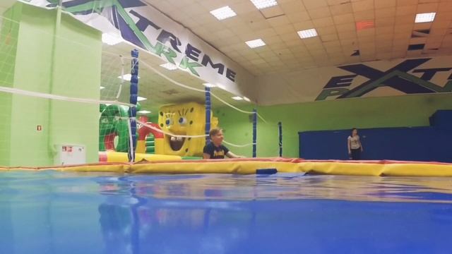 Прыжки на батутах часть 3, катание на лыжах и на санках. смотреть онлайн