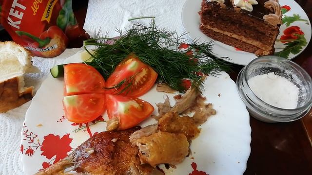 ОБЖОР:ЖАРЕНАЯ УТКА С ОВОЩАМИ И ЗЕЛЕНЬЮ,ТОРТ И КОМПОТ. смотреть онлайн