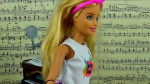 УРОК ПЕНИЯ. ОПОЗДАЛ И ПОЛУЧИЛ ПЯТЕРКУ. Школа! Играем в куклы Барби в школе