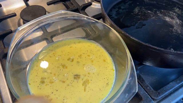 Хлеб в яйце с молоком, жареный на сковороде. Быстрый и простой рецепт вкусного завтрака.