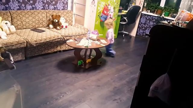 Дети танцуют и дурачатся. Веселое видео с детьми.