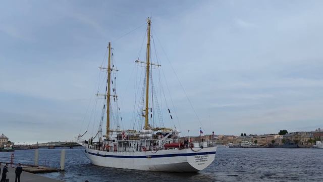 Парусная шхуна швартуется в Санкт-Петербурге у памятника Крузенштерну. смотреть онлайн