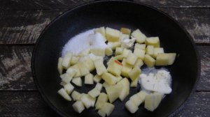 Блинчики с начинкой из творога и тушеного яблока