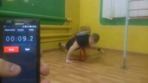 ОТЖИМАНИЯ ОТ ПОЛА НА ОДНОЙ РУКЕ С ОТЯГОЩЕНИЕМ 10 КГ ЗА 30 СЕКУНД