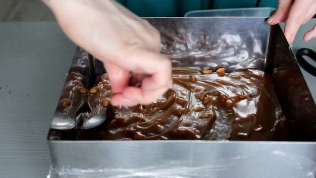 Сникерс. Простой рецепт шоколадного НАРЕЗНОГО ПИРОЖНОГО. Рецепт самого вкусного шоколадного бисквит