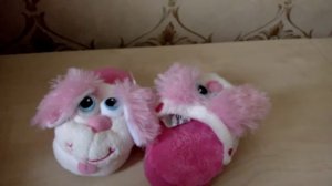 Тапочки зайчики (шевелят ушками)/Slippers bunnies (wiggle the ears)