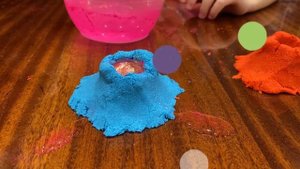 Настя делает живой Вулкан из космического песка.