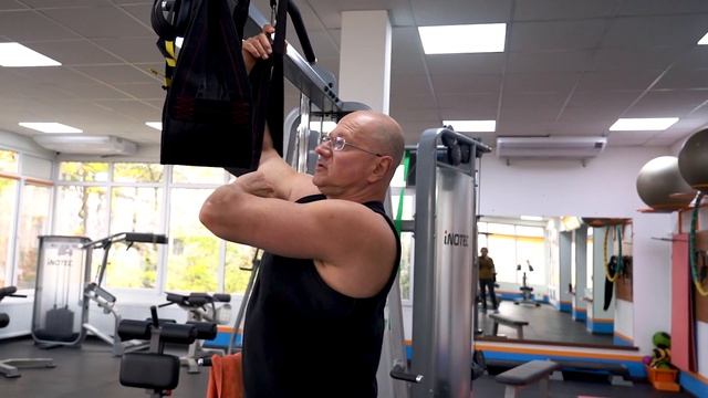 Как накачать широчайшие мышцы спины? А если болят локти? смотреть онлайн