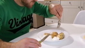 Иностранец пробует русскую еду. Странац проба руску храну. A foreigner is trying Russian food.