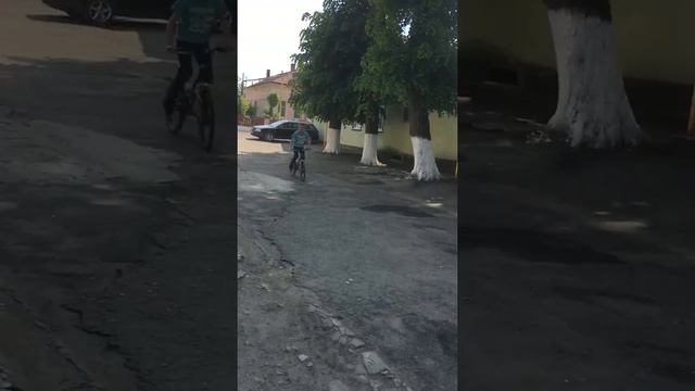 Угон велосипеда на глазах у багатьох людей смотреть онлайн