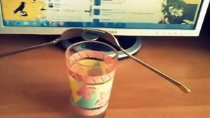 Монета, две вилки и стакан - баланс.