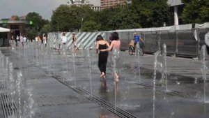 Three wet girls and a fountain. Full video. / Три мокрые девушки и фонтан. Полное видео.