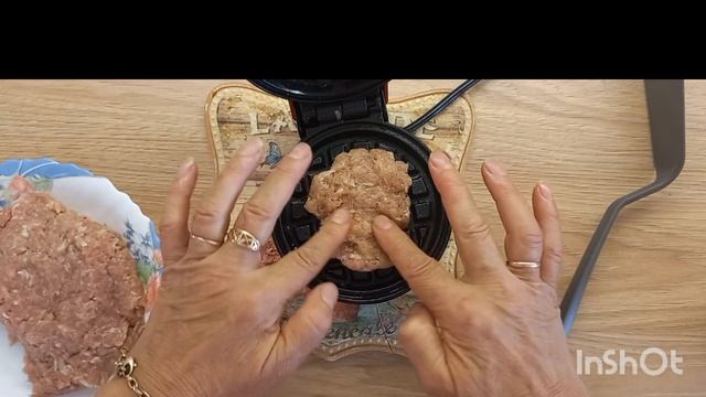Хлебушек в вафельнице с геркулесом и котлетки-колбаски)))