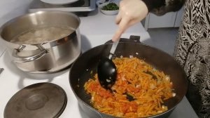 Суп с обжаренной вермишелью, и фрикадельками.