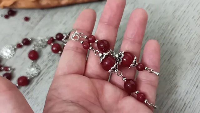 Украшения из натуральных камней. Комплект цвета спелой вишни. смотреть онлайн