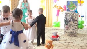 Выпускной в детском саду/ Малыши танцуют "Вот гуляем мы с дружком" д/с №38 г.Павлодар