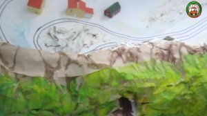 Обзор бумажного города с трамваями и железной дорогой с маневровым тепловозом