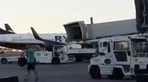 Мужчина попытался догнать самолёт на взлетной полосе