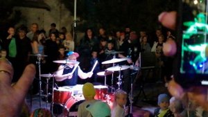 Анапа. Уличный музыкант здорово играет на барабанной установке.