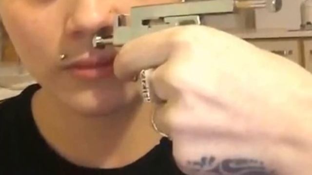 ПОПЫТАВШИСЬ СДЕЛАТЬ ПИРСИНГ В ДОМАШНИХ УСЛОВИЯХ, ДЕВУШКА ЧУТЬ НЕ ОСТАЛАСЬ БЕЗ... смотреть онлайн