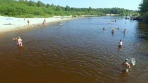 Красивые девушки загорают на песке пляжа #2