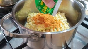 Корейский рамен с яйцом и вкусом жареного кунжута