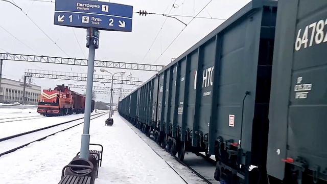 Тепловоз 2ТЭ10УК-0316 с грузовым составом проезжает ст. Минск Восточный смотреть онлайн