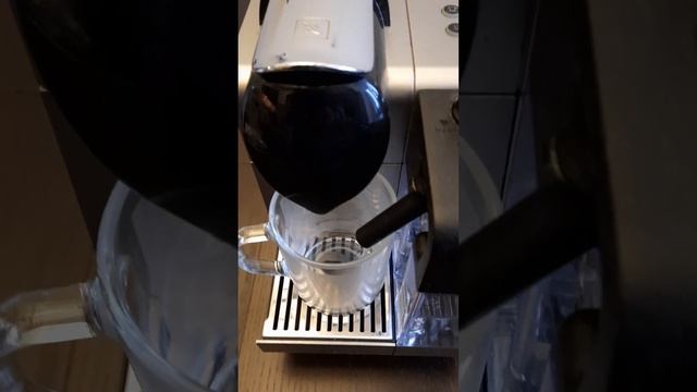 Кофемашина Delonghi Nespresso  с капучинатором.