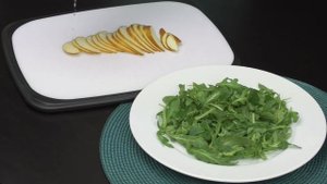 Салат с грушей и грецкими орехами