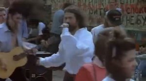 Павел Смеян пел песню «Выть, пить, жить!» на Арбате