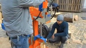 This machine chops wood, Железный дровосек,чудо техники эта машина рубит дрова.