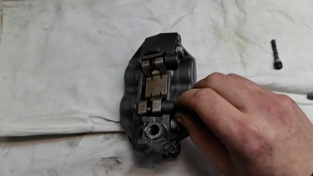 CBR 600 F4i подготовка к сезону. Полный разбор и чистка суппортов. смотреть онлайн