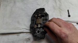 CBR 600 F4i подготовка к сезону. Полный разбор и чистка суппортов.