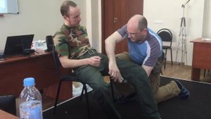 Интенсив Тактическая медицина Юрия Евича  Наложение жгута на ногу пострадавшему