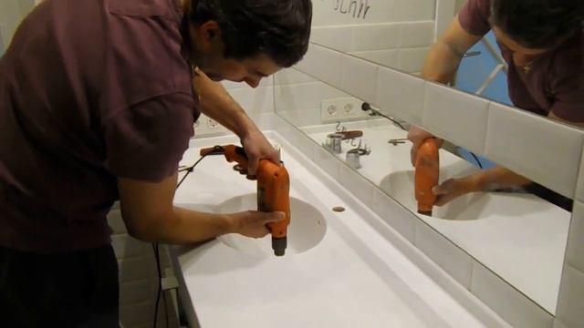 Рассверливание отверстия под слив в раковине из искусственного камня смотреть онлайн