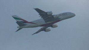 Гигант Airbus А380 появляется из-за леса