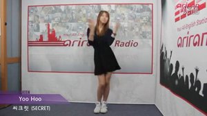 Молодая стройная китаянка танцует