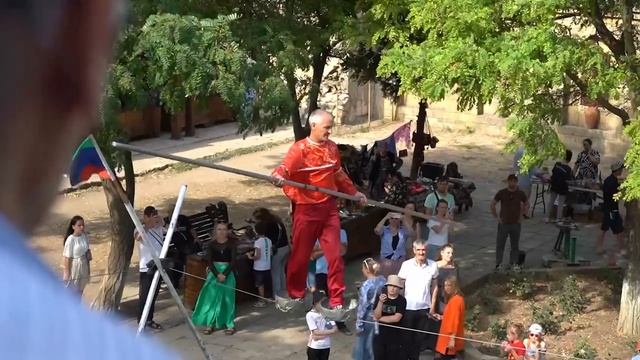 НА КРЕПОСТИ "НАРЫН-КАЛА" РАЗВЕРНУЛИ МАСШТАБНЫЙ ФЛАГ ДАГЕСТАНА
