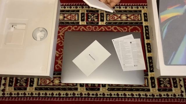 Apple MacBook Pro 16-inch (2019): Unboxing and feature list смотреть онлайн