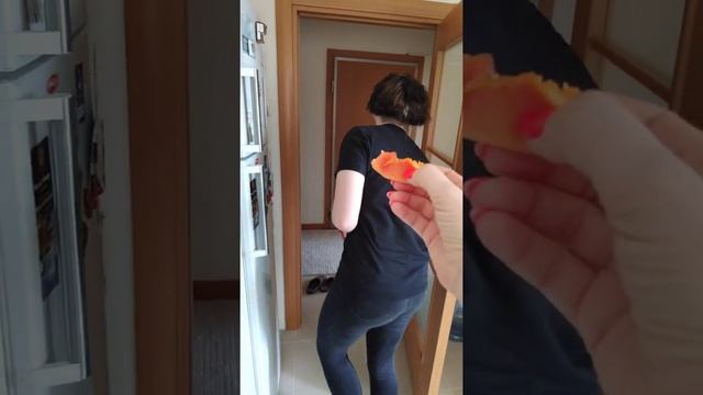 Елиз пробует папайу.. смотреть онлайн