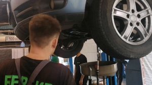 Volkswagen Sharan 2001 года рестайлинг замена масла в коробке и двигателе и замена ремня генератора