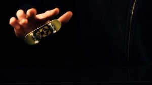 Обучающее видео как делать кикфлип на фингерборде