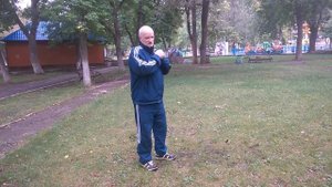 Медведь почесывает челюсть