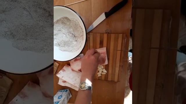 Сало соленое с чесноком и специями смотреть онлайн