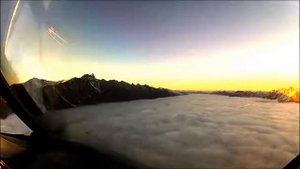Посадка самолёта в "неизвестность" горы ,облака, вид из кабины